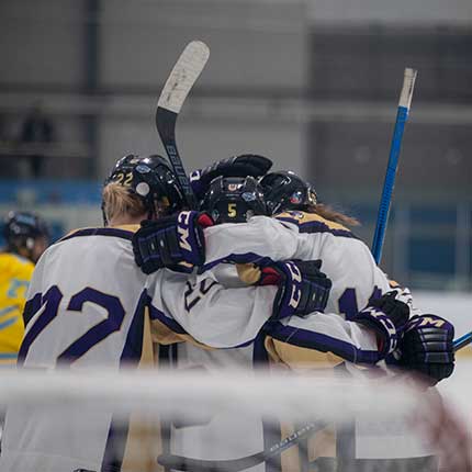 hockey players hugging